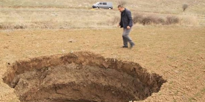 Birdenbire oluşan obruk köylüleri korkuttu
