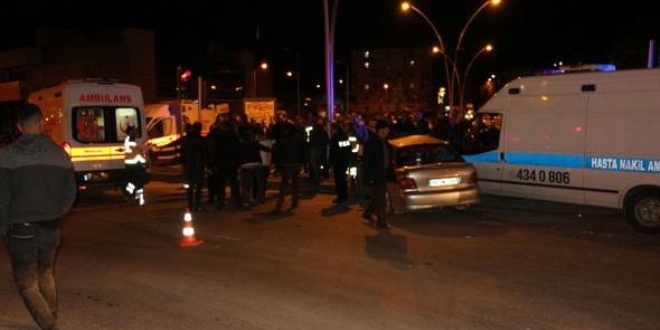 Hasta nakil ambulansı ile otomobil çarpıştı: 6 yaralı