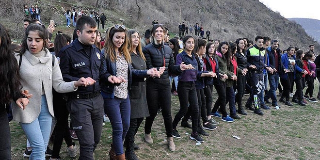 Çukurca'da polis vatandaşla 'el ele'