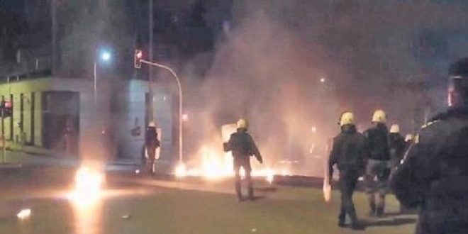 Besledikleri karga gözlerini oyuyor