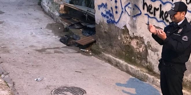 İzmir'de sokak ortasında ceset bulundu, polis başında dua etti