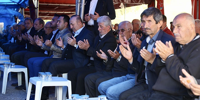 Bakan Çavuşoğlu'ndan şehit evine taziye ziyareti