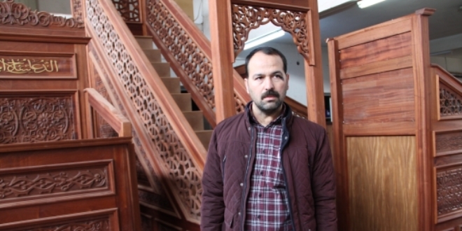 Osmanlı ve Selçuklu desenlerini ahşaba işliyor