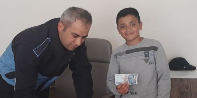 Ortaokul öğrencisinden örnek davranış
