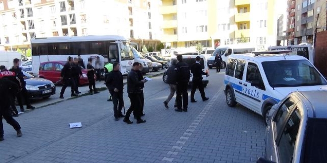 Adliye önünde kavga! Bir kişinin kulağı koptu