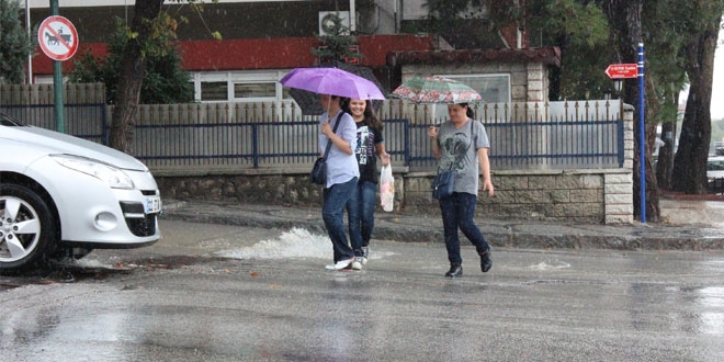 Edirne'de sağanak yaşamı olumsuz etkiledi