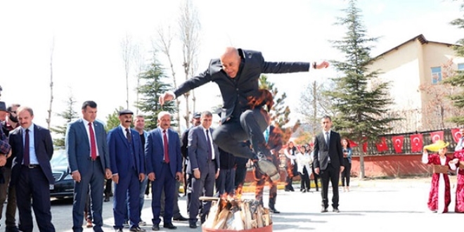 Hakkari'de Nevruz ateşini kayyum yaktı