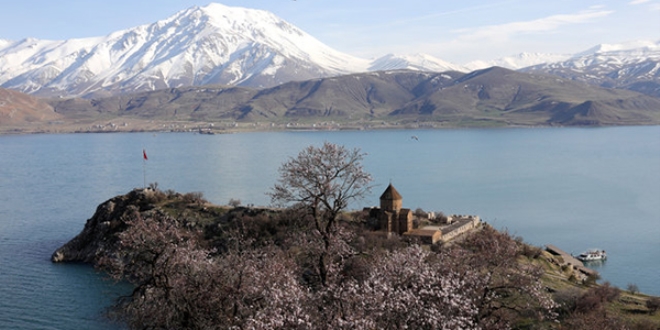 Akdamar Adası'nda doyumsuz bahar manzarası