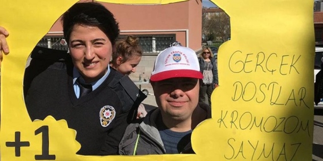 Down sendromlu çocuklar trafik polislerini ziyaret etti