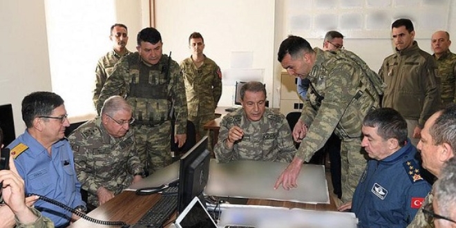 Orgeneral Akar Hakkari'deki birlikleri denetledi