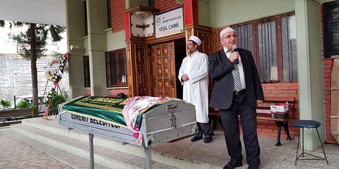 Umrede vefat eden emekli öğretmen defnedildi
