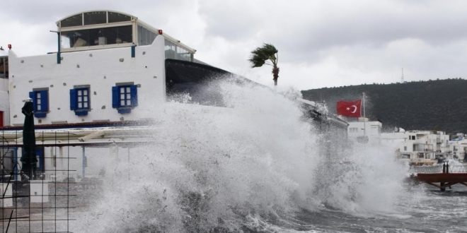 Bodrum'da fırtına hayatını olumsuz etkiledi