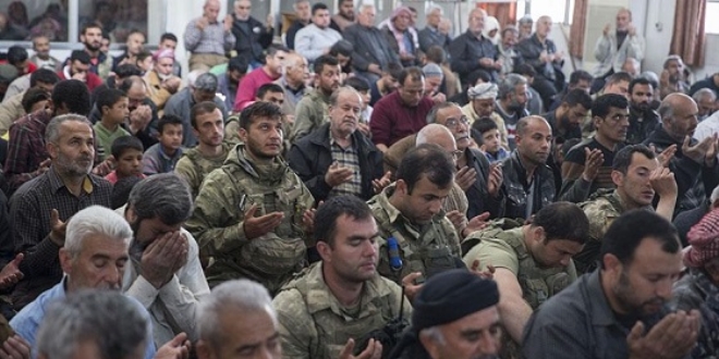 Afrinliler Mehmetçik ile cuma namazı kıldı