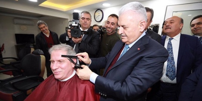 Başbakan Yıldırım berberde bir vatandaşı tıraş etti