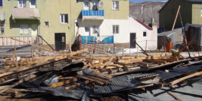Elazığ'da fırtına bir okul ile lojmanın çatısını uçurdı