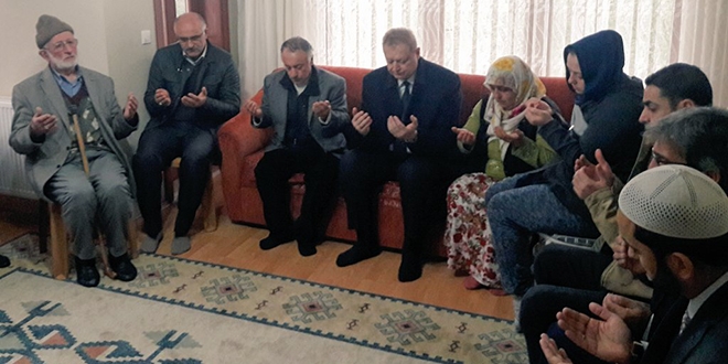 Vali, kazada şehit olan polisin ailesini ziyaret etti