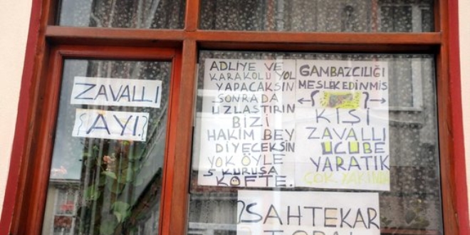 Küs kardeşler duvar yazıları üzerinden atışıyor