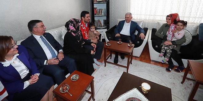 Başbakan Yıldırım, vatandaşın çay davetini kırmadı