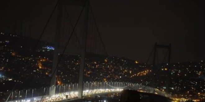 Dünya saatine destek için İstanbul karanlığa büründü