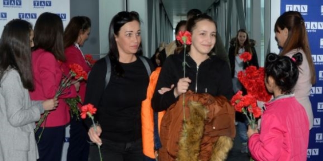 Türk ve Alman turistler karanfillerle karşılandı