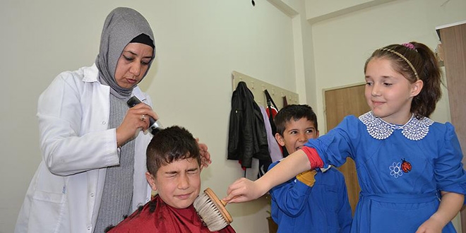 Öğrencilerin gönüllü kuaförü oldu