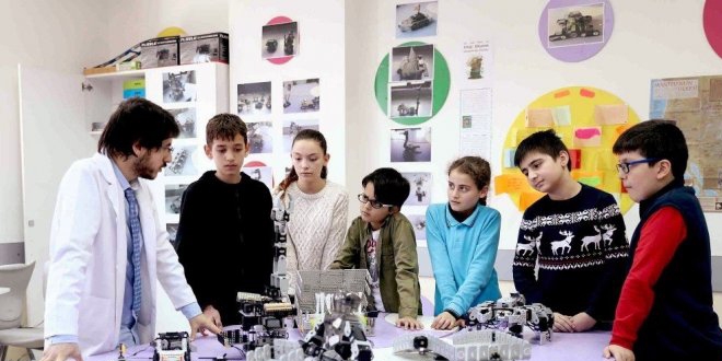 Öğrenciler zeka geliştiren robot yaptı