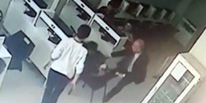 Okuldan kaçan oğlunu, internet kafede dövdü