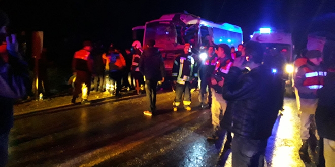 Manisa'da otobüs kazası: 27 yaralı