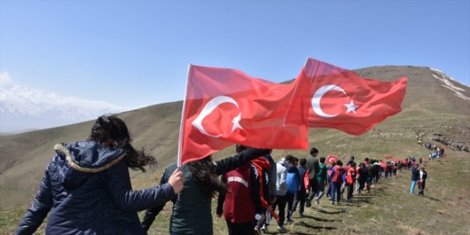 Hakkarililer, Afrin'e destek için 10 km. yürüdü