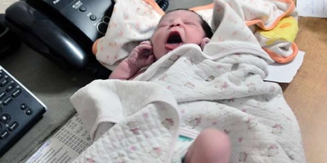 Evin önünde bulunan yeni doğmuş bebeğe 'Umut' adı verildi