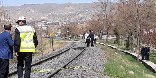 Elazığ'da trenin çarptığı kadın hayatını kaybetti