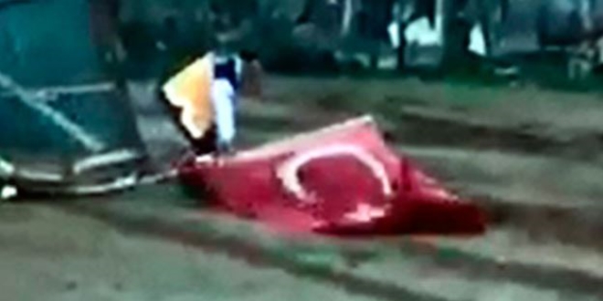 Ambulans şoförünün Türk bayrağı hassasiyeti