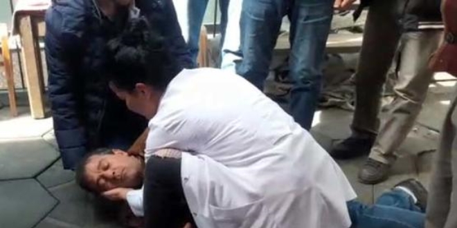 Hemşirenin zor anları! Önce tekme attı sonra...