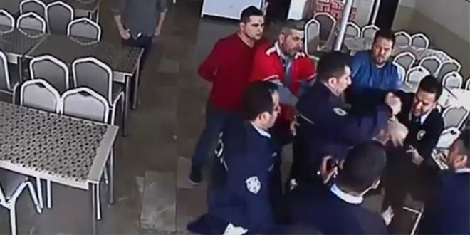 Polis, okul müdürünü tartakladı