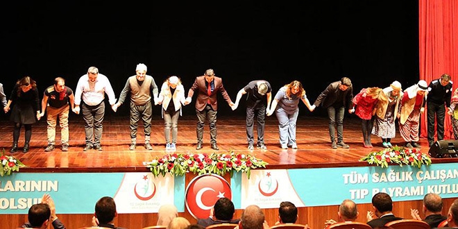 Sağlık personeli halkın sağlığı için sahnede