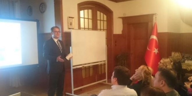 'Yılın öğretmeni'nin yetiştirdiği öğrenciler parmakla gösteriliyor