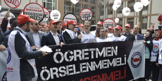 Öğretmenlerden Milli Eğitim Müdürlüğü önünde eylem