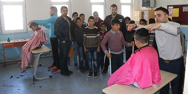 Öğretmenlerden öğrenciler için 'berber' hizmeti