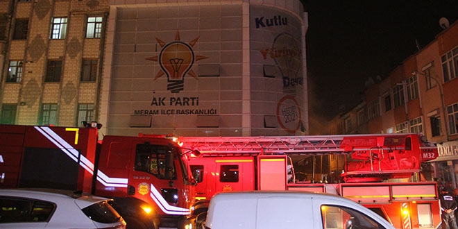 Konya'da AK Parti ile binasnda yangn
