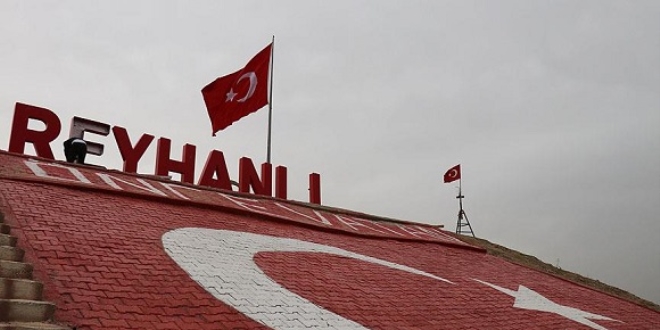 Afrin sınırındaki tepeye dev Türk bayrağı