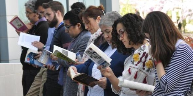 Üniversite personeli'nden kitap okuma etkinliği