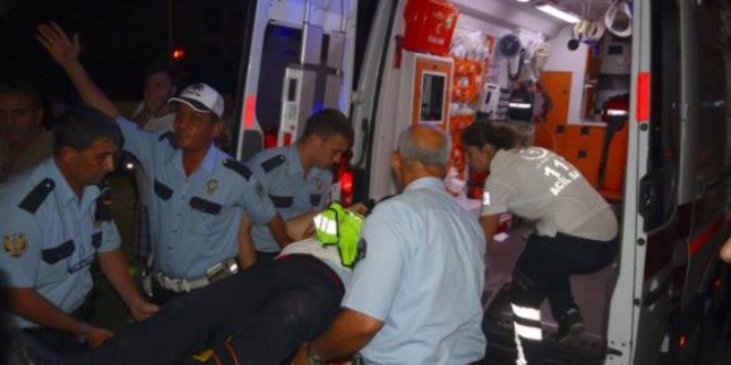'Dur' ihtarına uymayan sürücü polise çarparak kaçtı