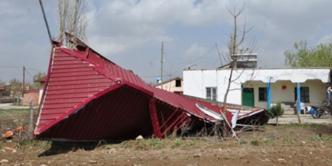 Okulun çatısı evin üzerine uçtu