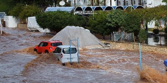 Mersin'de şiddetli yağış taşkına neden oldu