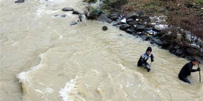 Derede kaybolan polisi, 58'i dalgıç 430 kişi arıyor