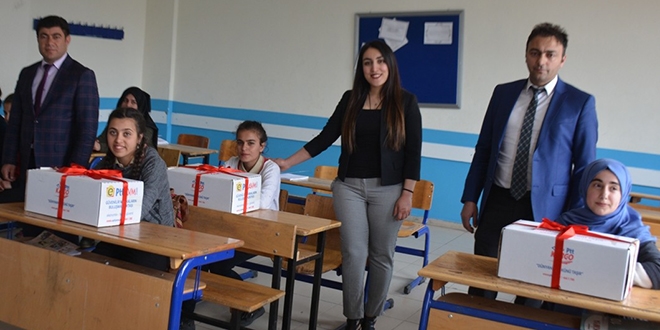 Öğrencilerden Mehmetçik'e koliler dolusu mektup