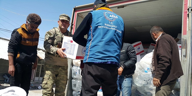 AFAD, Afrinlilere insani yardım malzemesi dağıttı