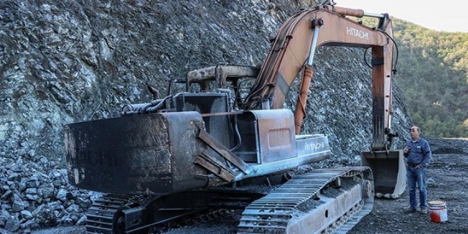 Teröristler taş ocağındaki iş makinesini yakıp araç çaldı