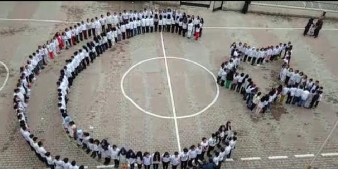 Öğrencilerden ay-yıldız figürlü komando yemini
