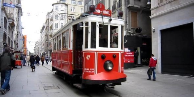 12 yaşındaki kızı tramvaydan attılar